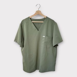 FIGS Men's Chisec Three-Pocket Scrub Top in Moss, size XL